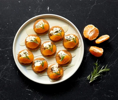 Peberkager med blåskimmelost, mandarin og honning