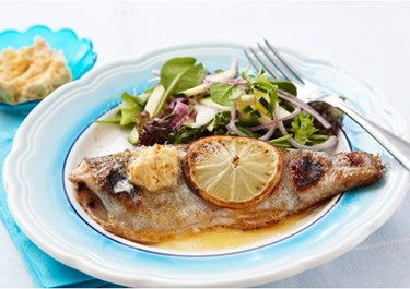 Grillattua kalaa ja maustevoita