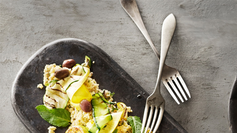 Couscous med hvidløgskefir og courgetter