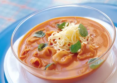 Tomat- och tortellinisoppa