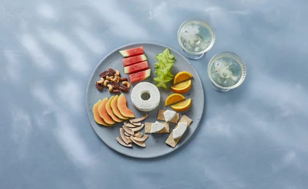 Eksotisk frugtplatte med flødeostring