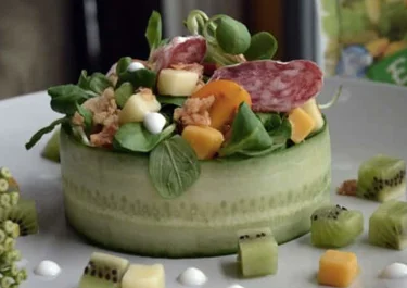 Ensalada verde de pepino, queso y yogur