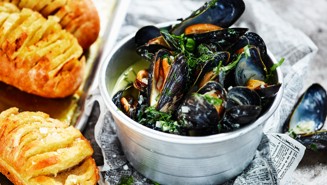 Moules marinière eli sinisimpukoita ja valkosipulileipää