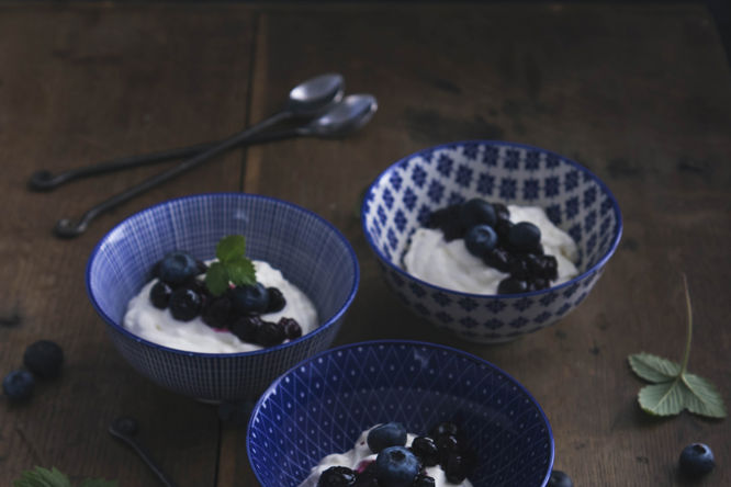 Chèvremousse med varma blåbär