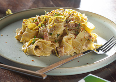 Καρμπονάρα με πανσέτα και τυρί κρέμα