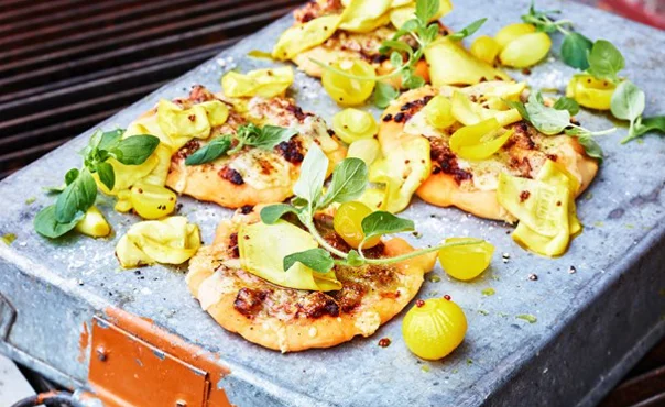 Lammpizza mit Cheddar, eingelegten Zwiebeln und Zucchini