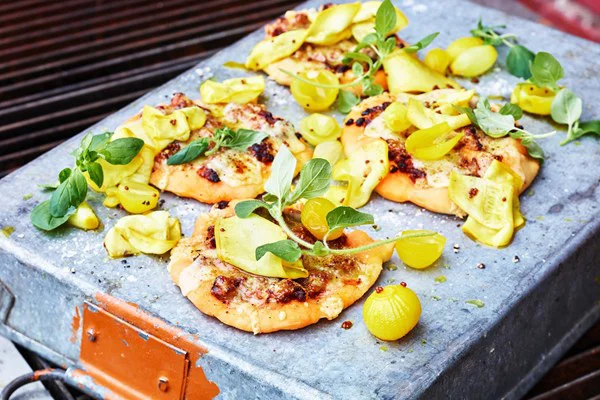 Lammpizza mit Cheddar, eingelegten Zwiebeln und Zucchini
