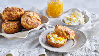 Kardemummascones med apelsinfärskost