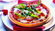 Pizza Rucola mit Kirschtomaten mit Arla Finello® Pizzakäse