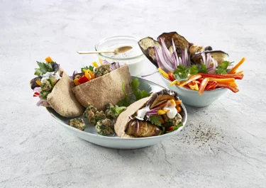 Pitabroodjes met gegrilde aubergines en kippengehaktballetjes