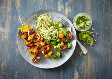 Kyllingespyd med spaghetti og pesto