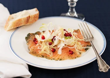 Laxcarpaccio med cheddar och fänkålssallad