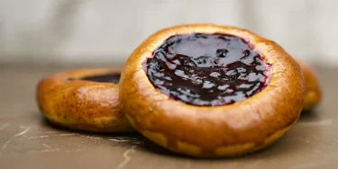 Kuningatarmarjojen raikkautta ja vastapaistetun pullan pehmeyttä jokaisessa suupalassa.