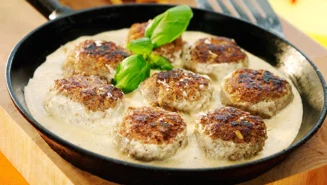 Köttfärsbiffar med pepprig sås