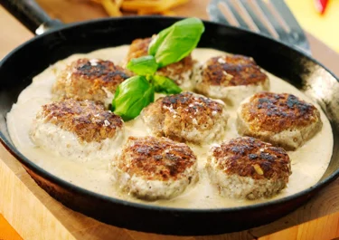 Köttfärsbiffar med pepprig sås