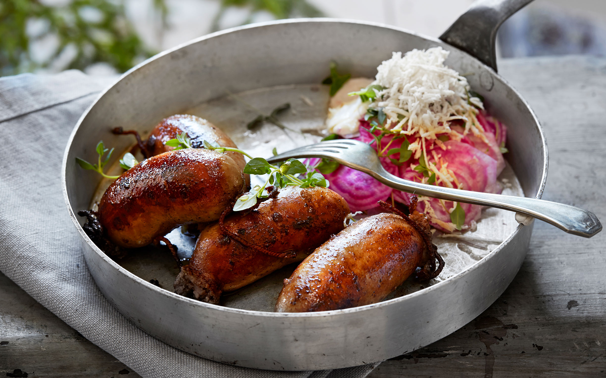 Vild korv med peppriga betor