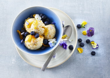 Iskold abrikoscreme med blåbær