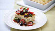 Vegetarisk pastagratäng med tomattopping