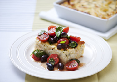 Vegetarisk pastagratäng med tomattopping