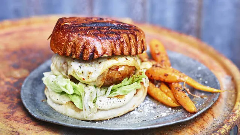 Recette de burger nordique au saumon mariné et fromage Havarti