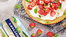 Skandinavische Mandeltorte mit Erdbeeren und Sahne