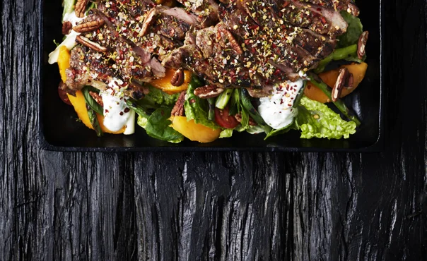 Gegrillte Schweinekoteletts mit Mangosalat