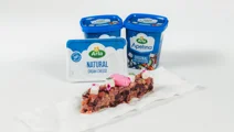 Tartar de atún con dados de Arla Apetina y mousse de remolacha