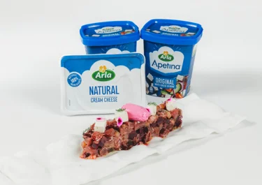 Tartar de atún con dados de Arla Apetina y mousse de remolacha