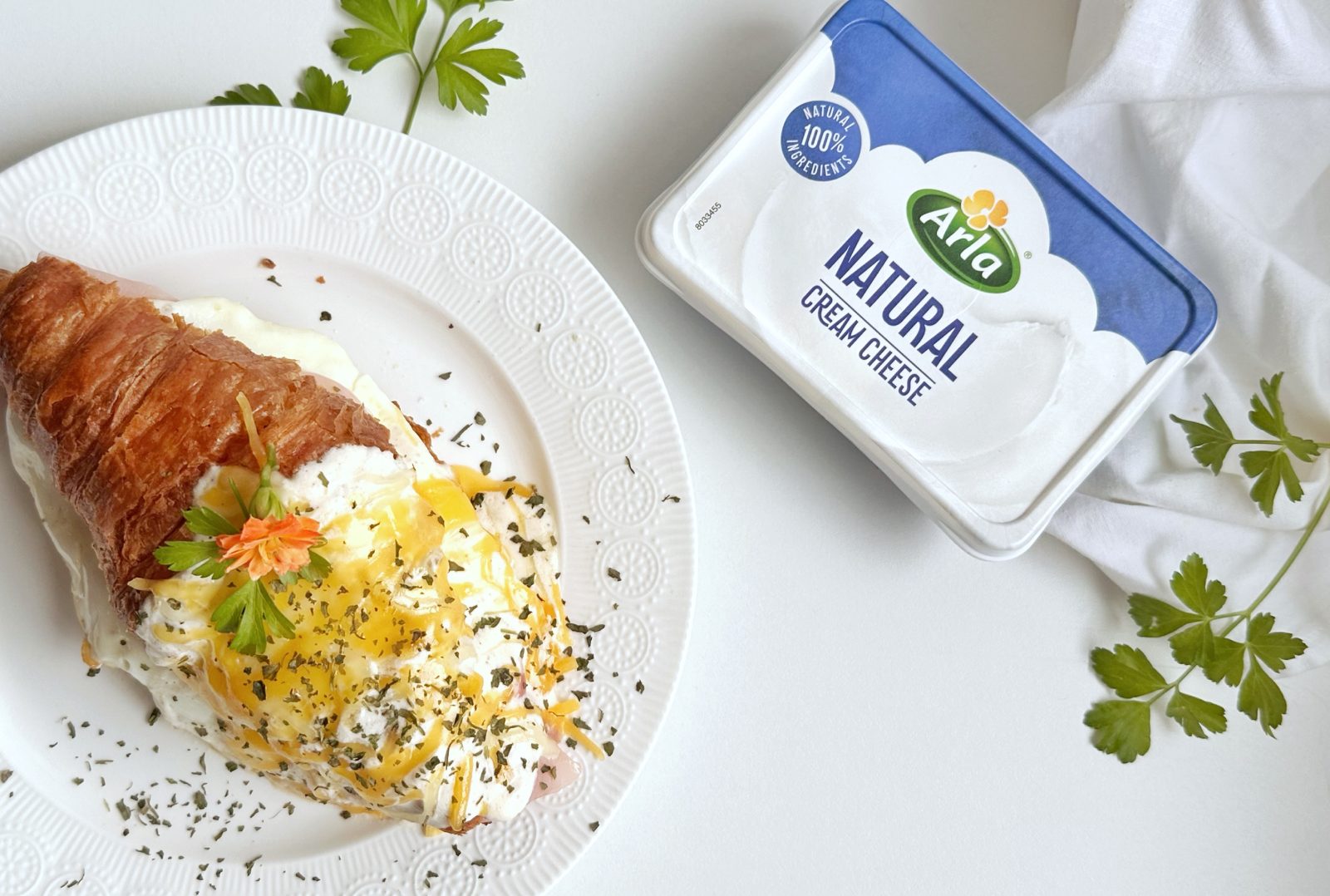 Croissant croque madame con Arla Queso de untar Natural