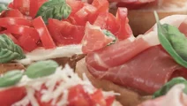 Bruschetta de mozzarella y jamón serrano