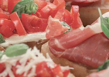 Bruschetta de mozzarella y jamón serrano