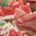 Bruschetta de mozzarella y jamón serrano