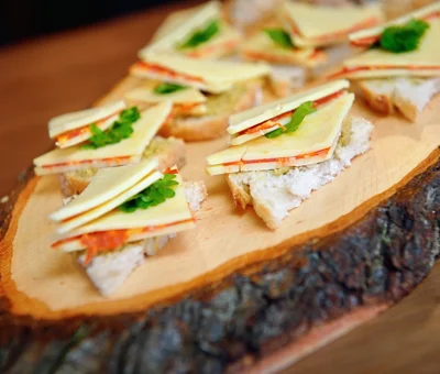 Ciabatta-Häppchen mit Cheddar, Chorizo und Oliventapenade