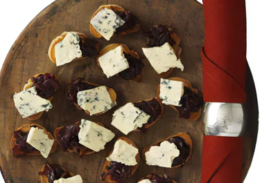 Gräddädel och rödlöksmarmelad på crostini