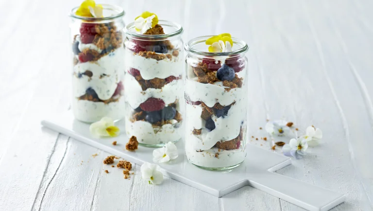 Trifle met Arla Skyr, blauwe bessen, frambozen en iets knapperigs