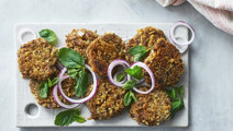 Lins- och cheddarfritters med garam masala och mynta