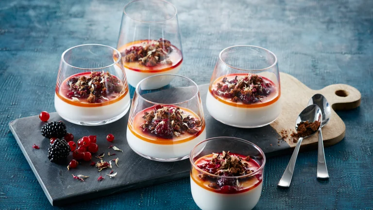 Hjemmelavet yoghurt med ribskompot, surbærsylt, rugknas og hybensirup