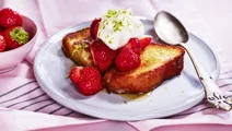 Rostad sockerkaka med honungsyoghurt och jordgubbar