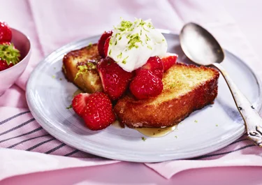 Rostad sockerkaka med honungsyoghurt och jordgubbar
