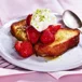 Rostad sockerkaka med honungsyoghurt och jordgubbar
