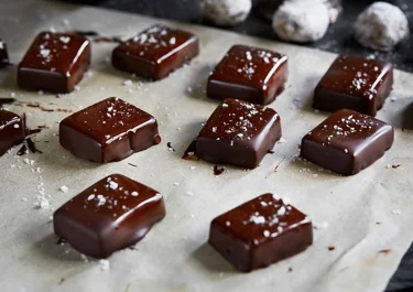 Gräddkola med choklad och flingsalt