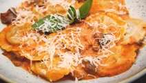 Gebakken ravioli in tomatensaus
