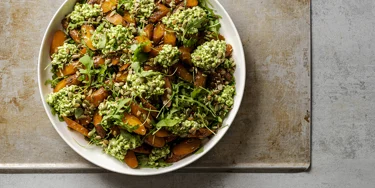 Paahdetun makeaa ja yrttisen raikasta – täydellinen kasvisannos lämpimänä tai kylmänä.