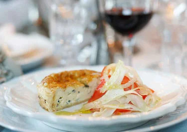 Quiche med fänkål och tomatsallad