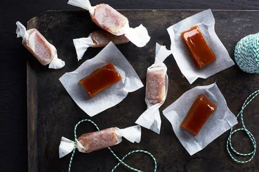 Sitruuna ja lakritsi tuovat klassiseen kinuskikarkkiin yllätyksellisen säväyksen.