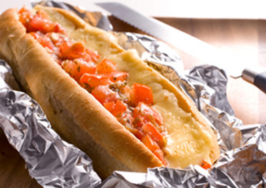 Gratinoitu juusto-tomaattipatonki