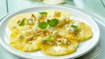 Ananascarpaccio med chokoladecrumble