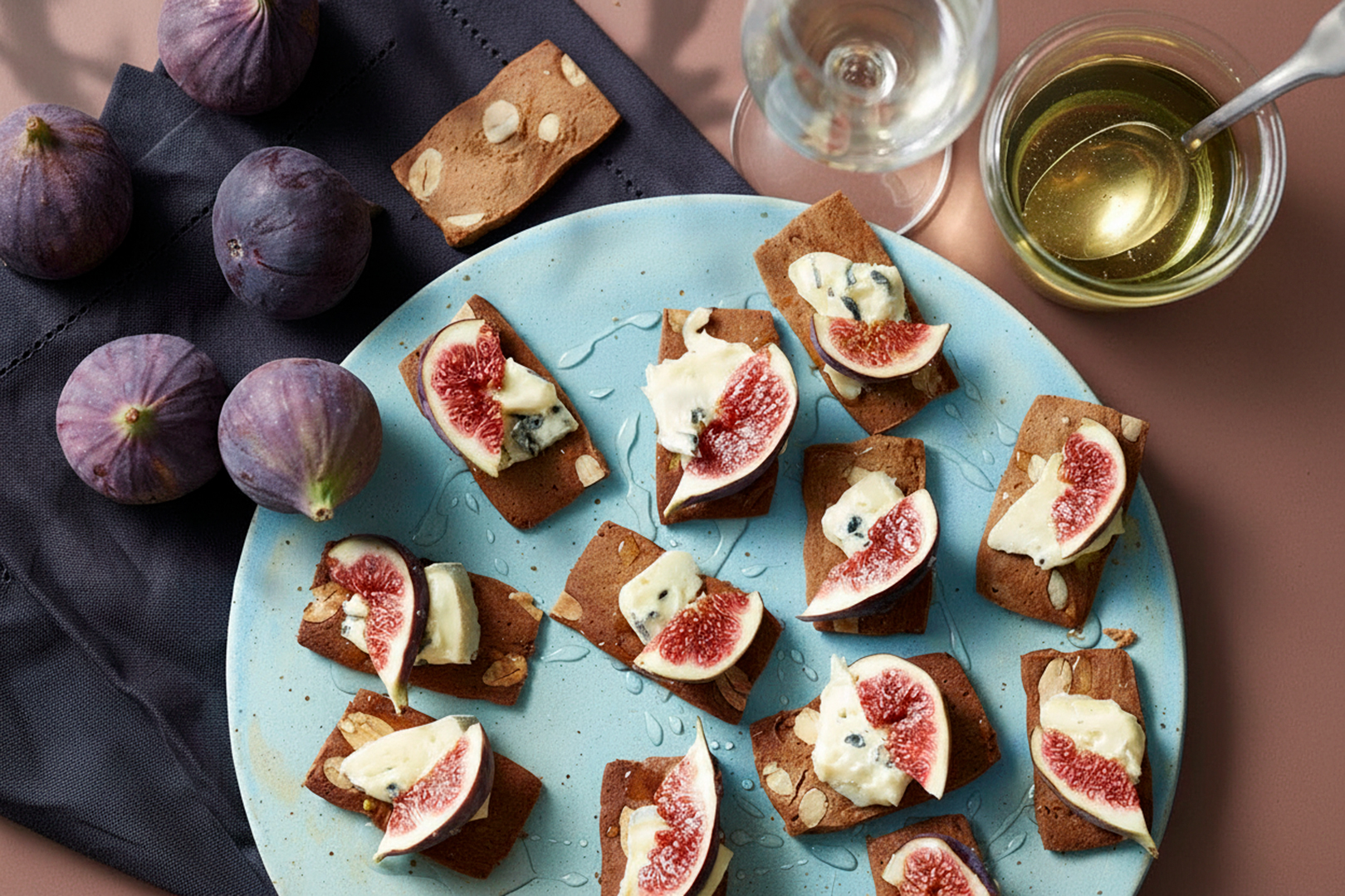 Gingerbread cookies with blue cheese and figs