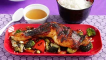 Koreansk het kyckling med sesamwokade grönsaker
