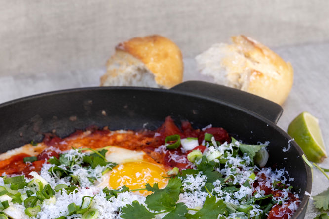 Huevos rancheros med manchego